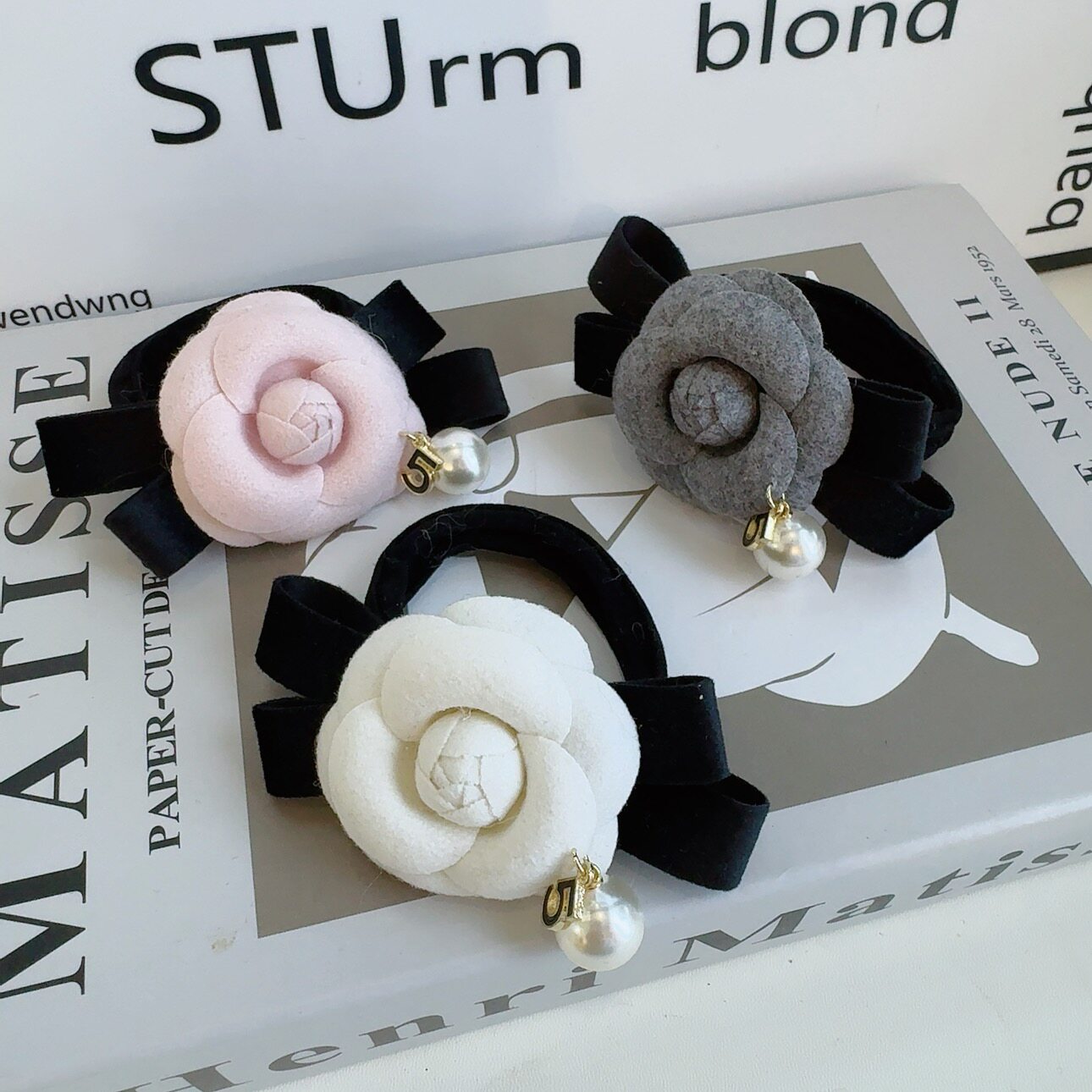 韩国发饰品新款毛呢绒面山茶花珍珠蝴蝶结高级感小众发圈发绳头绳