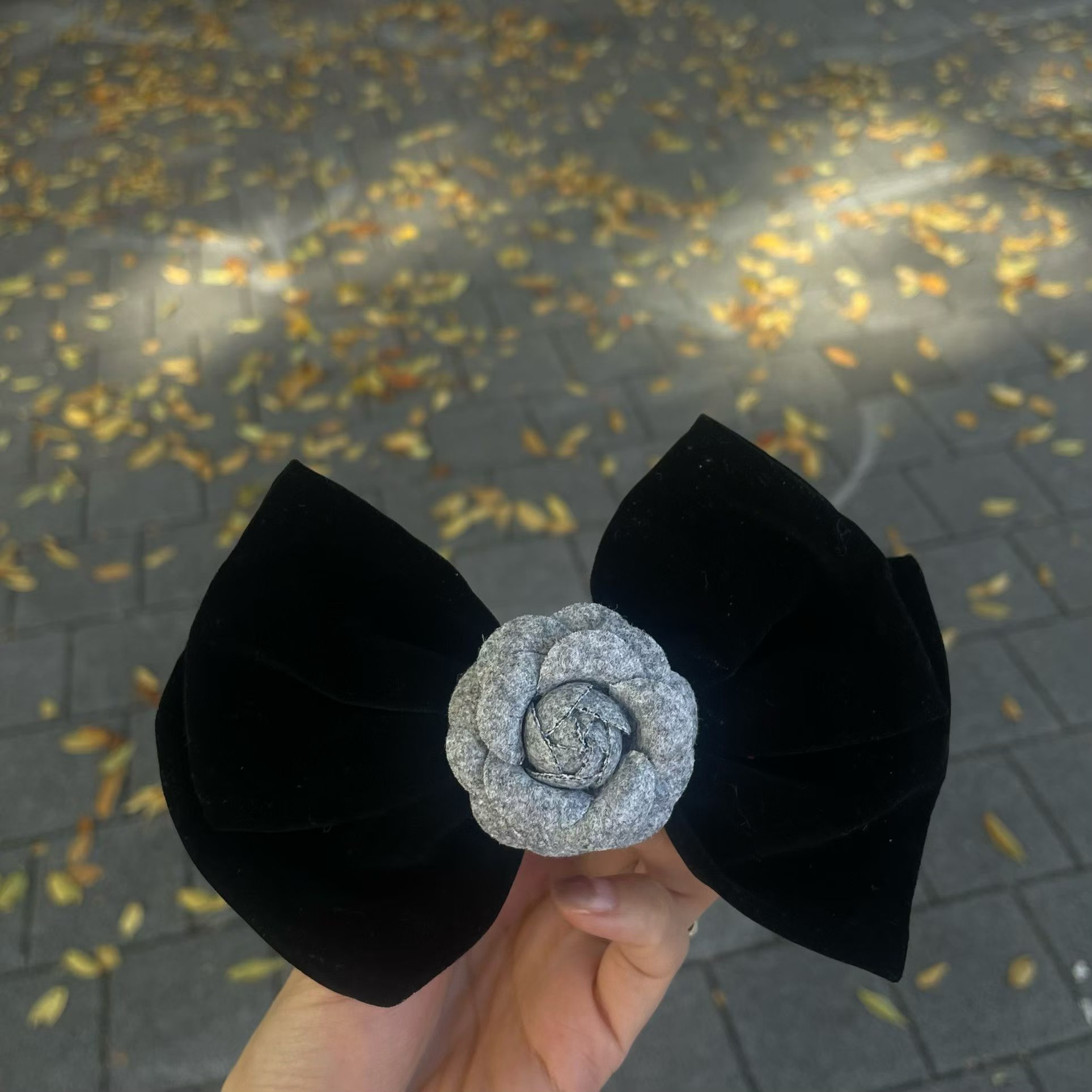 韩国东大门Trois de LEI新款灰色山茶花高级感丝绒发夹鸭嘴夹头花