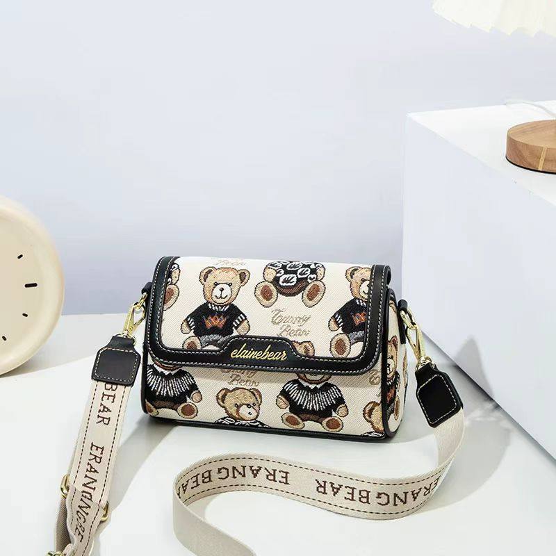 小熊依恋单肩包女休闲帆布斜挎包高级感小众轻便背包通勤大容量