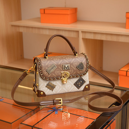 盒子包女士高级感时尚徽章小方包