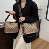 今年流行腋下包包女2026新款 大容量通勤包女士宽带单肩斜挎包 时尚