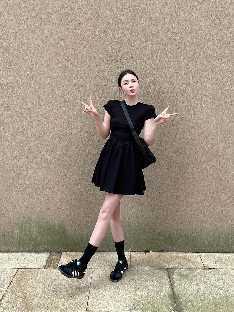 纯欲风辣妹赫本风黑色连衣裙女夏季2026新款修身显瘦收腰短裙子