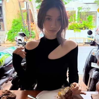 黑色轻奢纯欲性感镂空露肩长袖女秋季舒适精致简约名媛辣妹风上衣