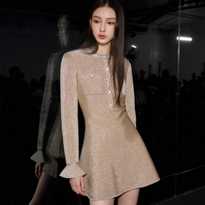 s新品圆领p水钻荷叶袖a字长袖针织连衣裙女蓬蓬裙绵羊毛金色裙子