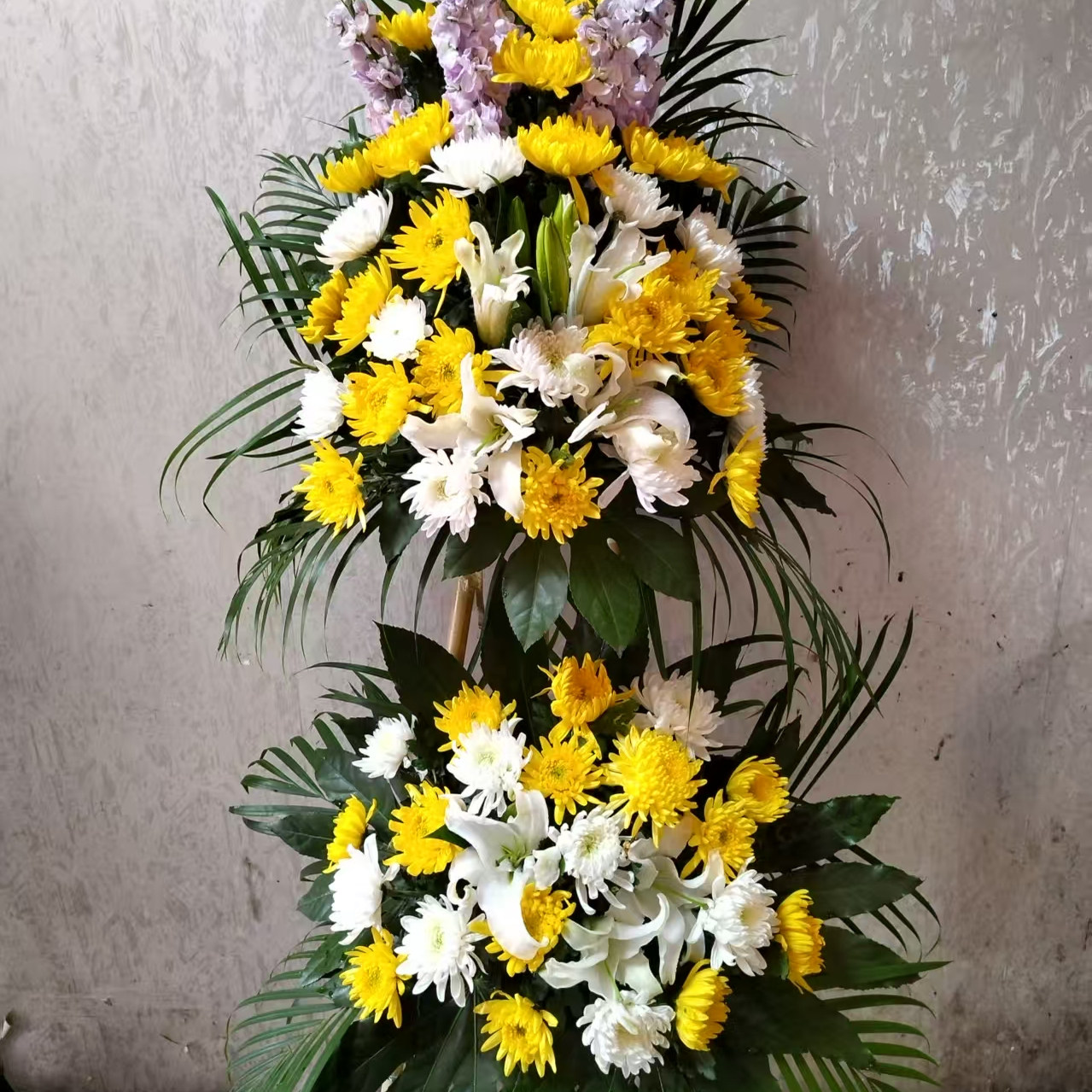上海鲜花店丧事白事龙华宝山西宝兴路殡仪馆追悼会黄白菊双层花篮
