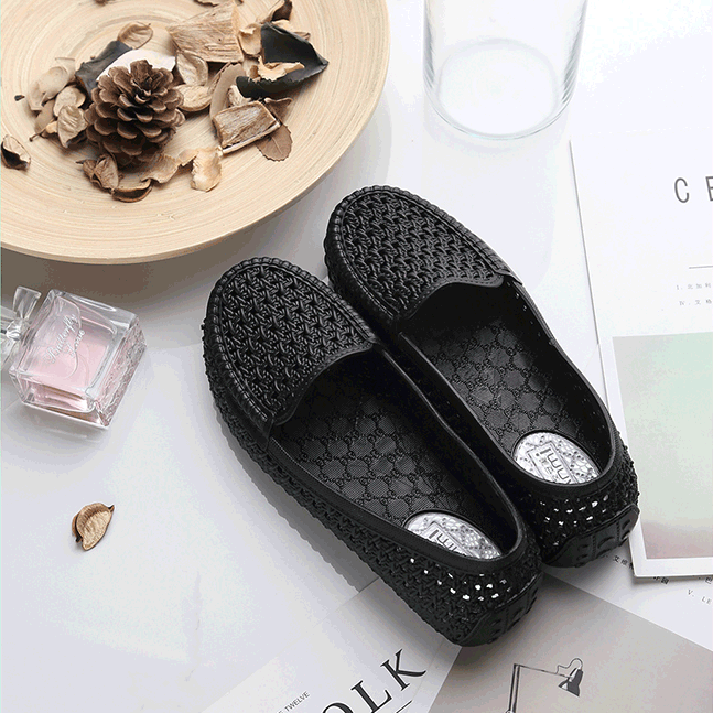 Summer hole shoes work shoes womens non tired feet soft sole black plastic flat bottom hollow out breathable sandals