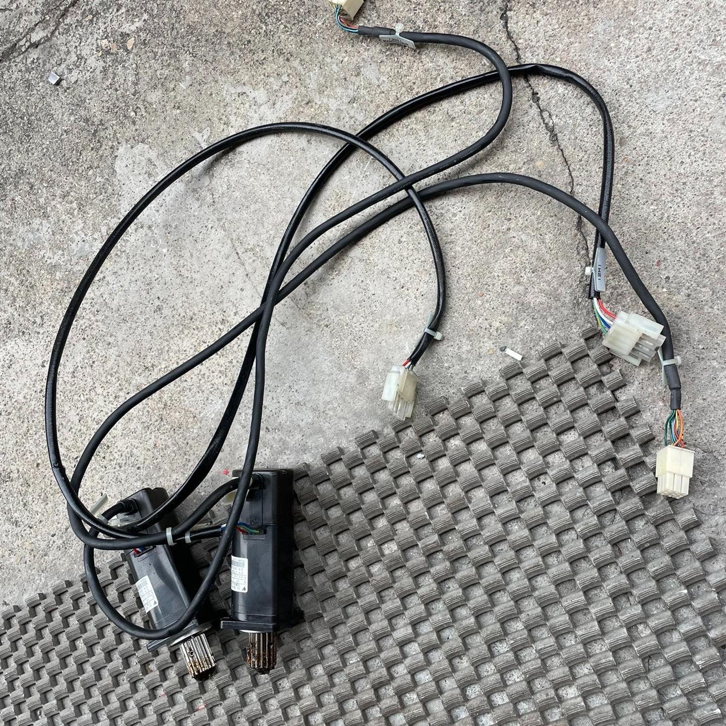 安川100W电机SGM-01A3FJA1拆机两个 图片实拍