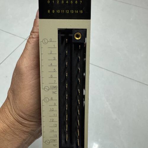 库存新款龙CS1W-OC211输出单元  功能包