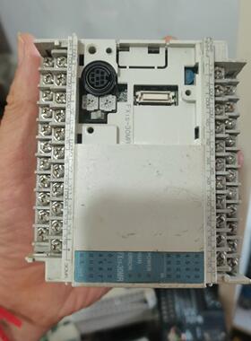 FX1S-30MR 功能正常外壳有小裂纹实物图。