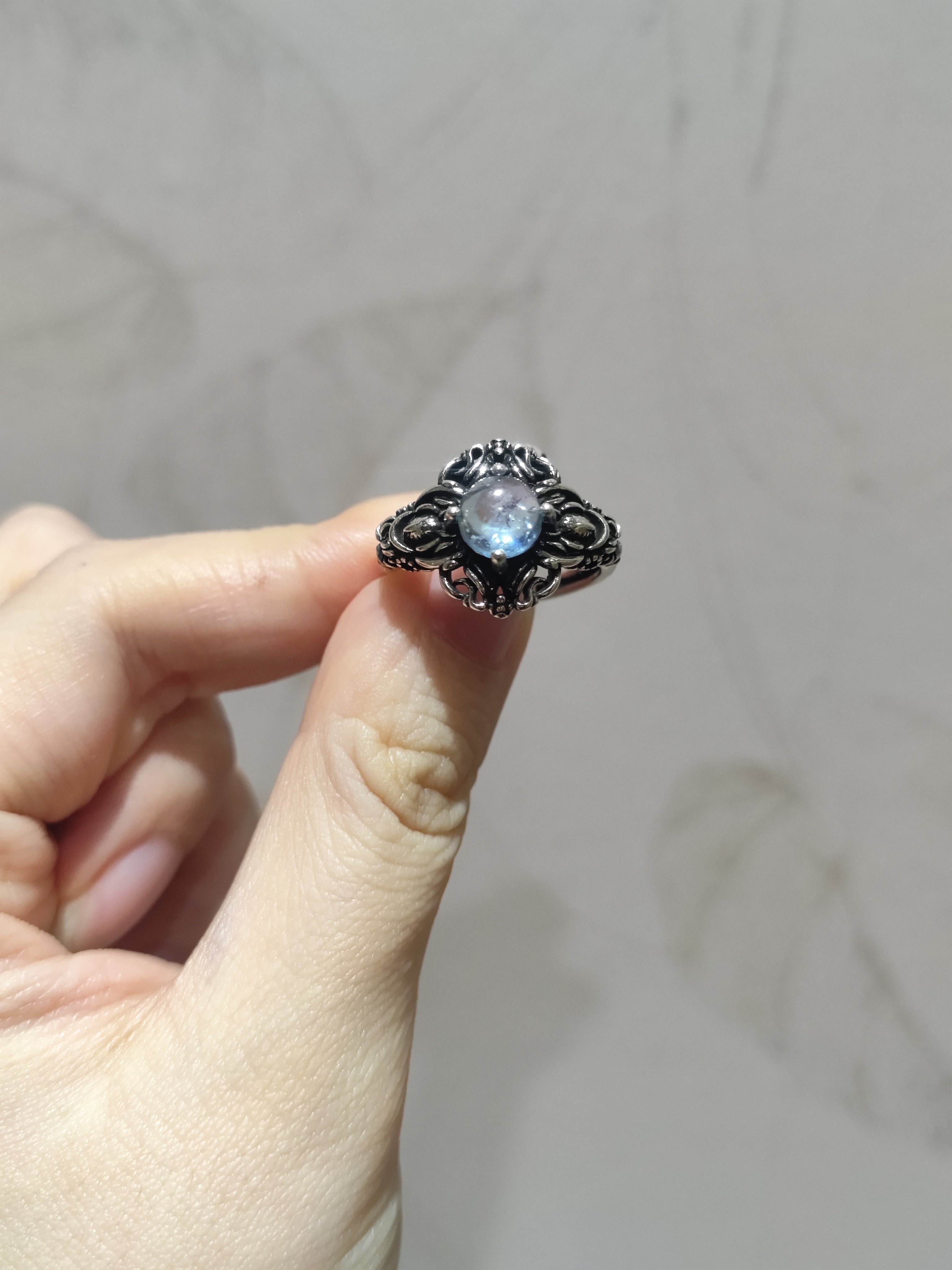 2025新品扭结款钛钢托纯天然魔鬼海蓝宝指环开口可调节戒指饰品