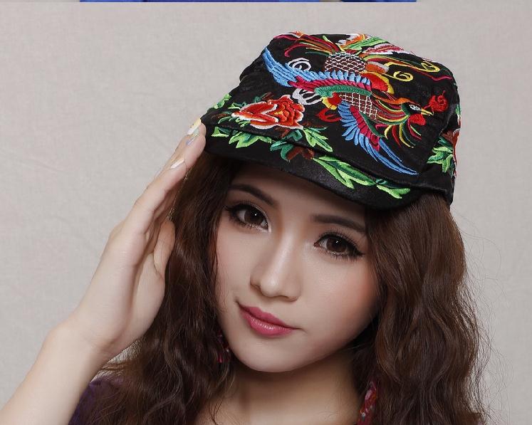 包邮秋冬新款云南民族风缎面绣花帽子时尚女士鸭舌帽休闲帽旅游帽