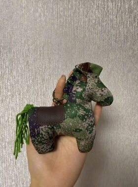 原创设计包包挂件迷彩小马包包挂件可爱流苏小马汽车钥匙扣挂饰女