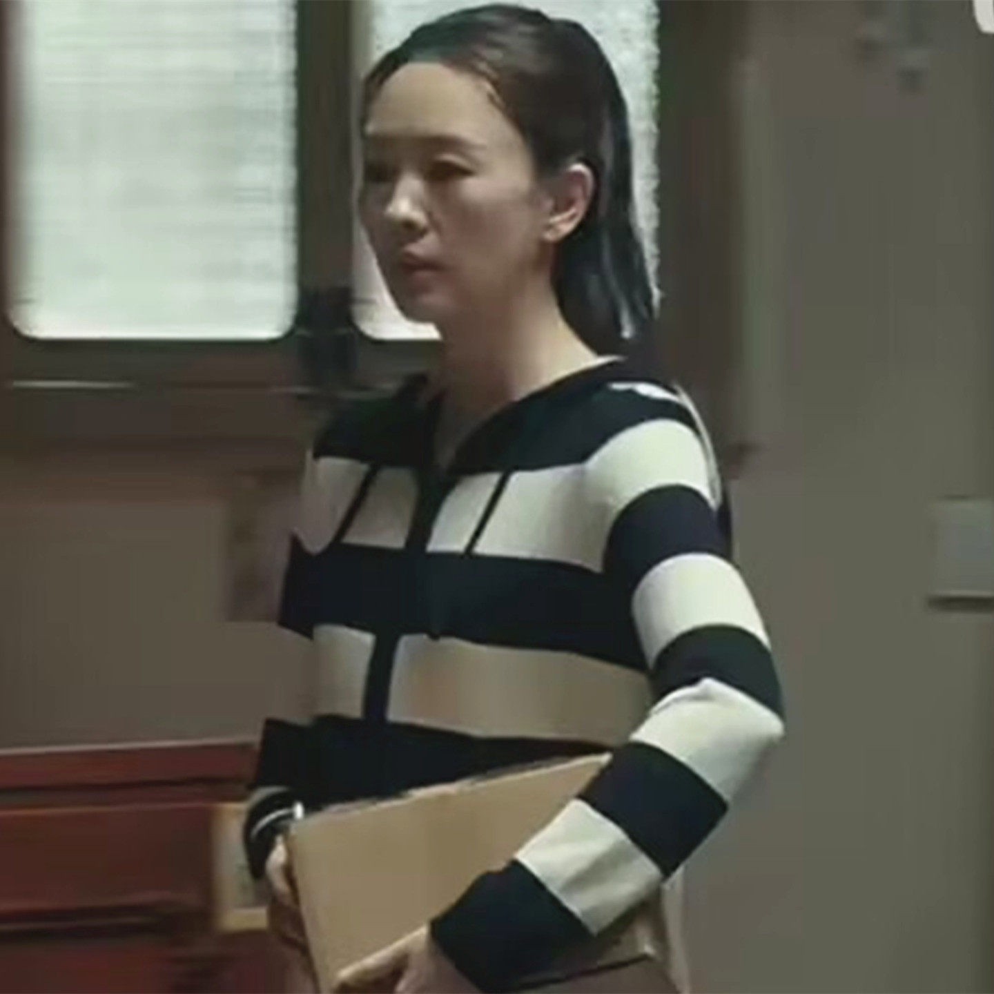 沈明珠同款藏蓝白条纹连帽针织衫