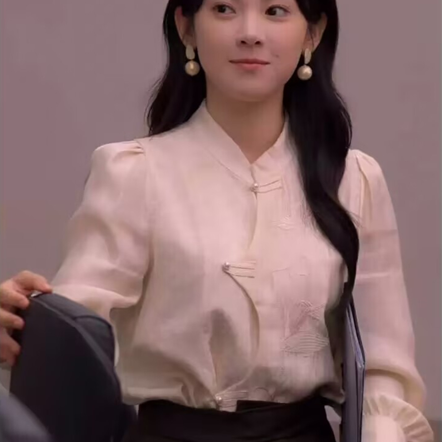 宋言之同款米白色立领开衫衬衫