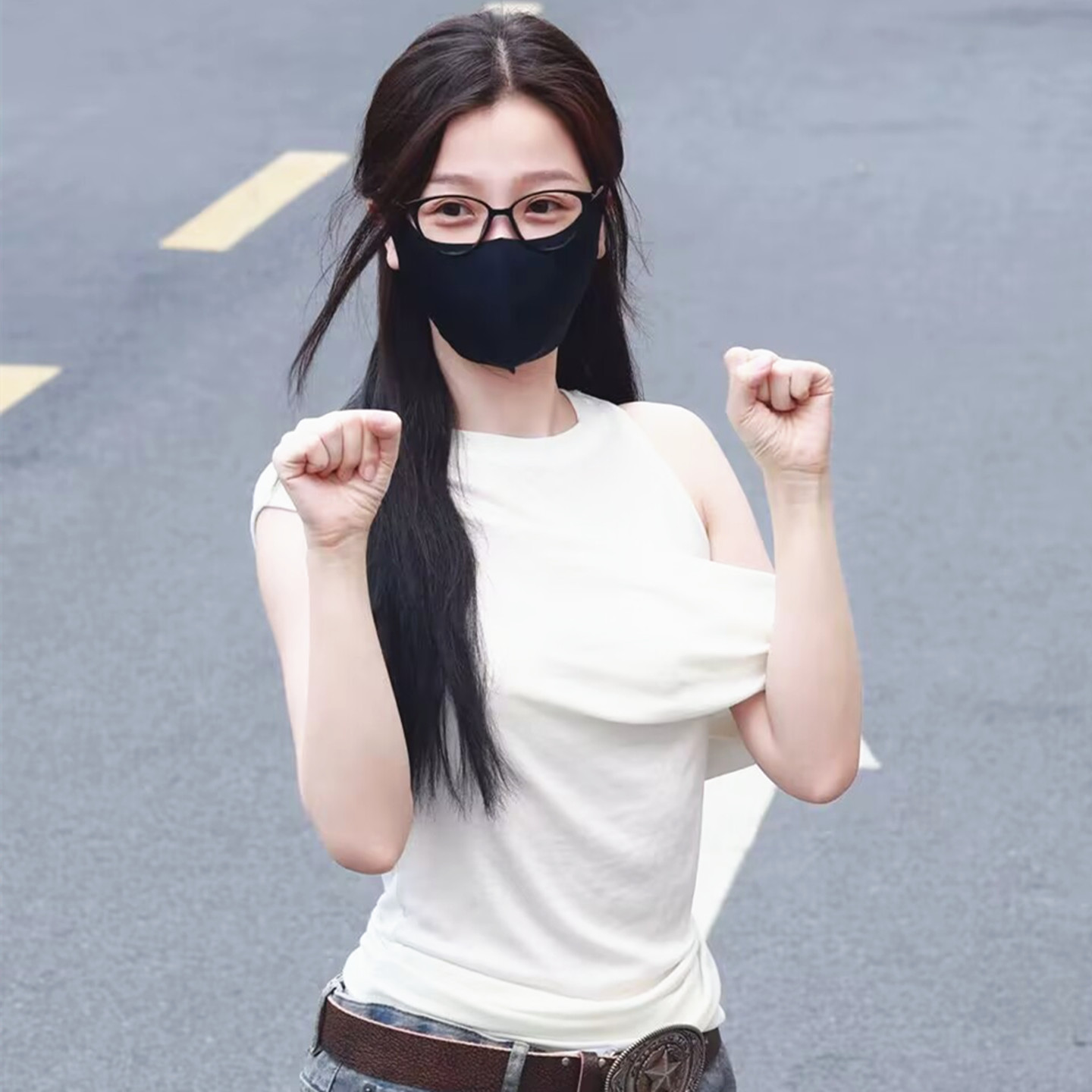 款白色假两件斜肩挂脖不规则T恤