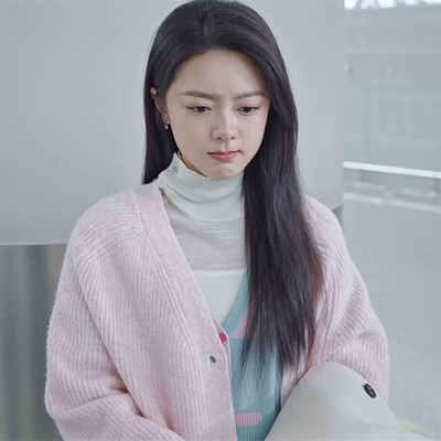 粉色V领长袖宽松单排扣针织衫