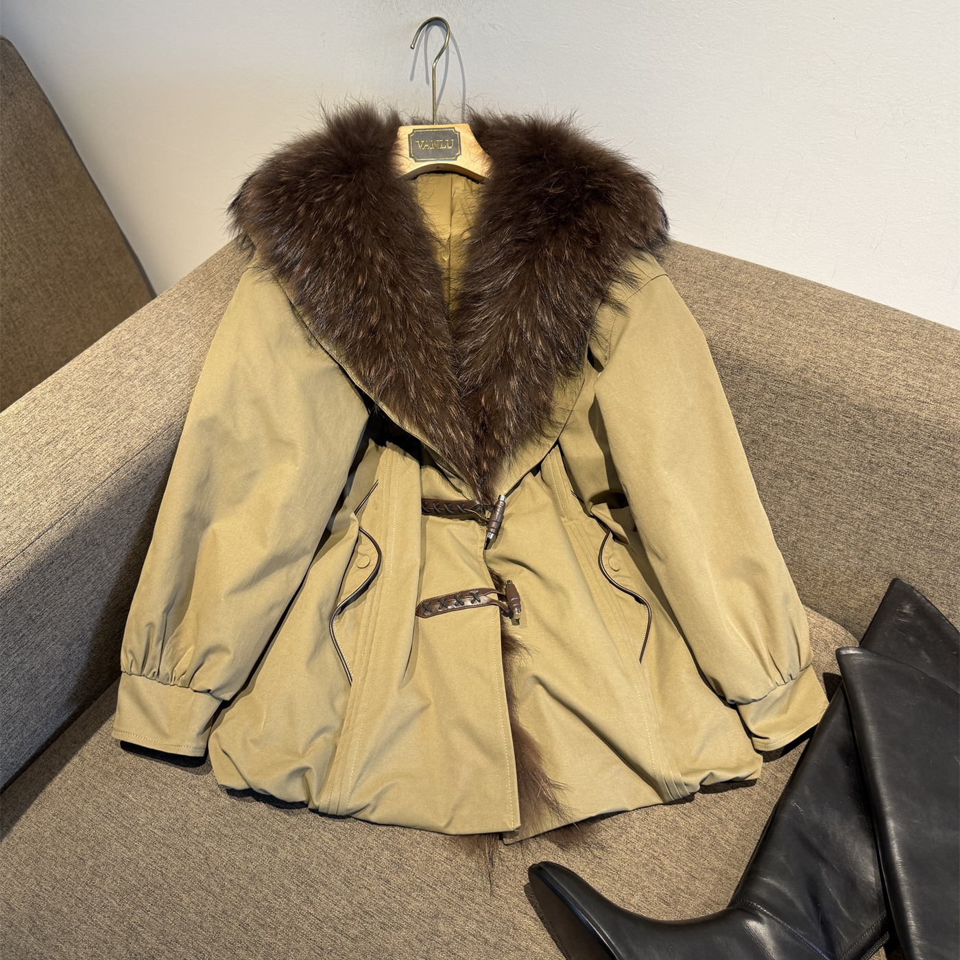 时髦复古貉子毛领鹅绒羽绒派克服