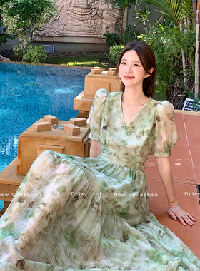 DPLAY2025夏度假风绿色印花V领下摆抽褶拼接设计海边沙滩连衣裙