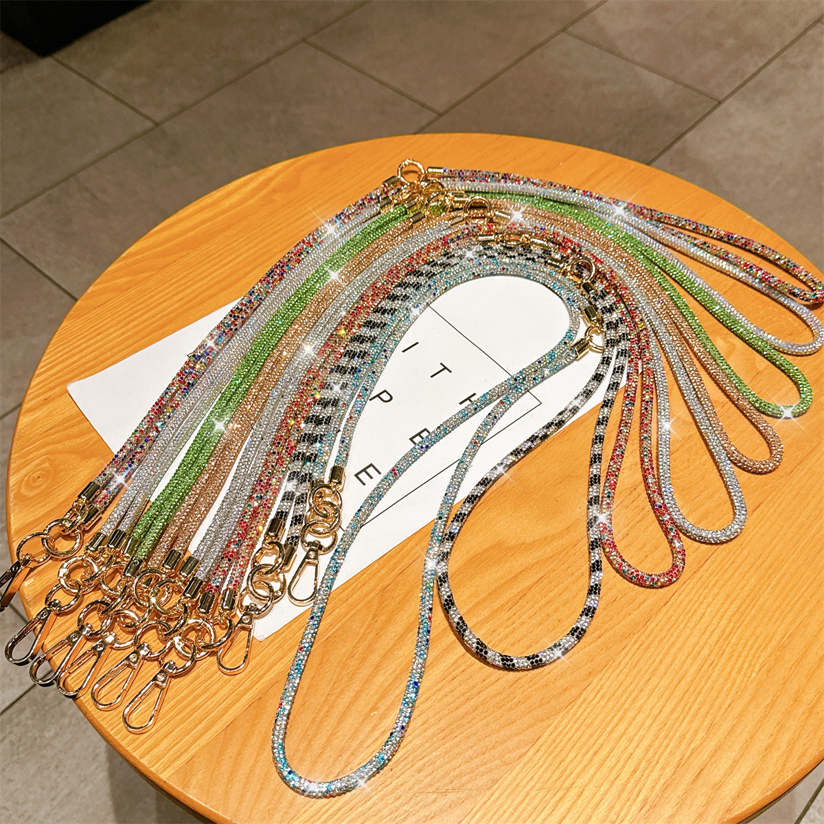 水钻手机链挂绳斜挎挂链可背手链挂脖时尚挂饰垫片新款三合一轻奢