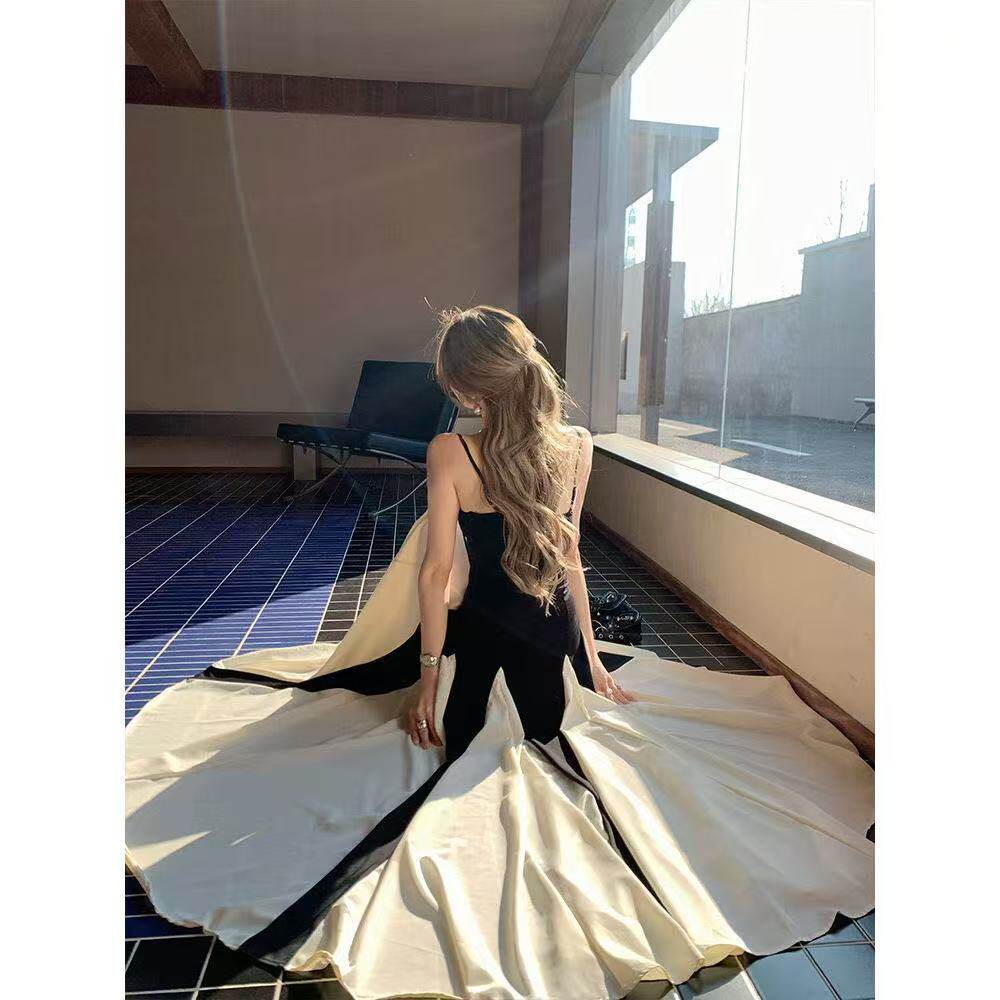 黑白拼接吊带连衣裙长裙2025新款夏季设计感小众修身显瘦长款裙子