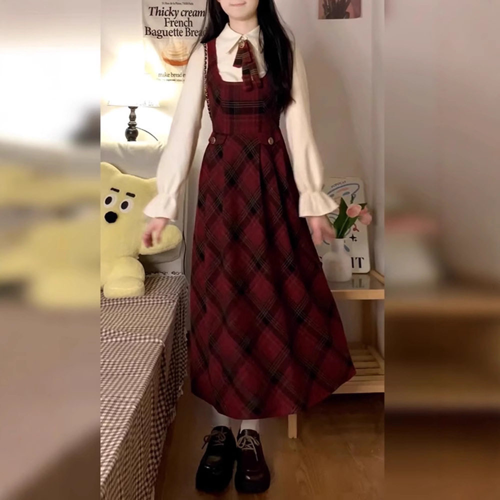 过新年战袍红色背带连衣裙子女秋冬季2025新款高级感穿搭套装长裙