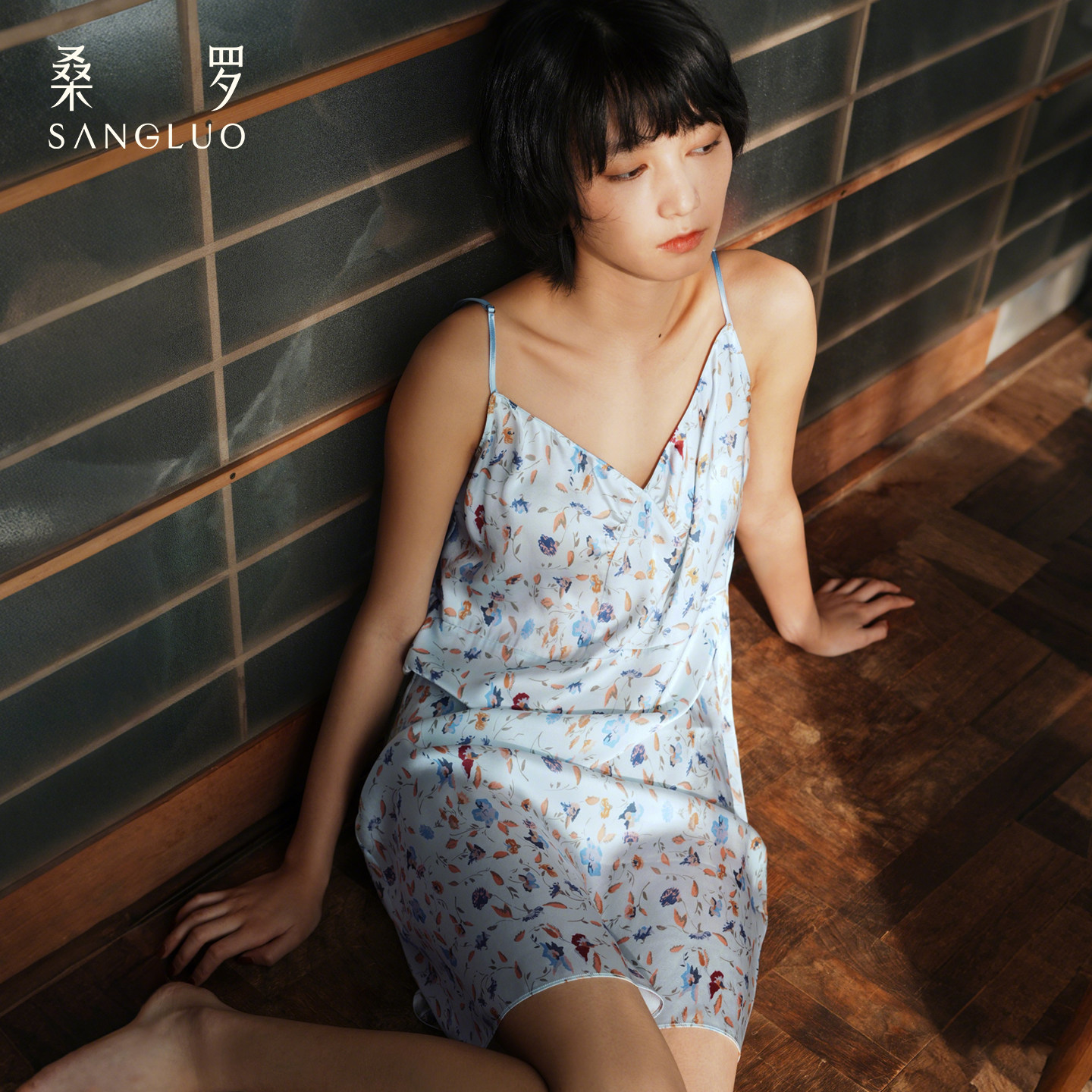 烂漫田园』桑罗蓝底碎花复古真丝吊带裙100%桑蚕丝女款2026新款