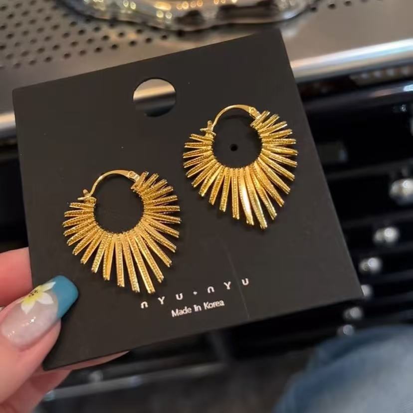 欧美夸张金色线条桃心耳环