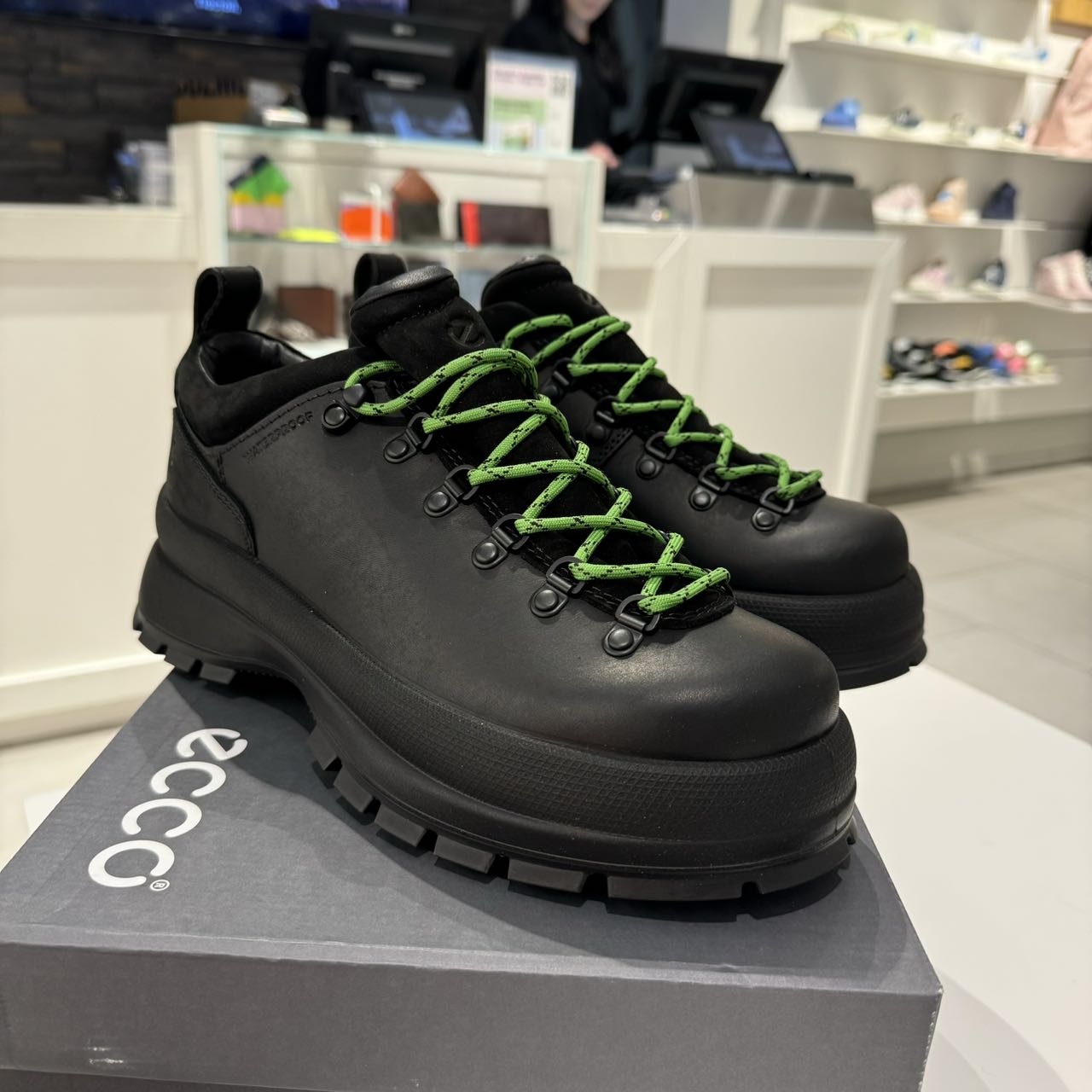 ECCO爱步男鞋户外牛皮防水缓震系带运动休闲皮鞋轨道30系列550614