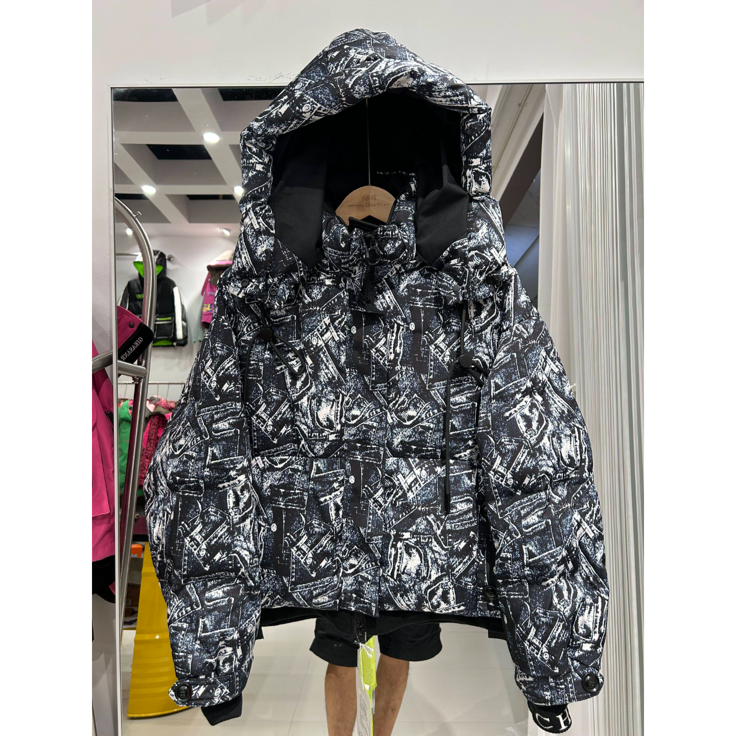 2025冬季新款羽绒服女短款加厚保暖白鸭绒面包服外套时尚迷彩上衣
