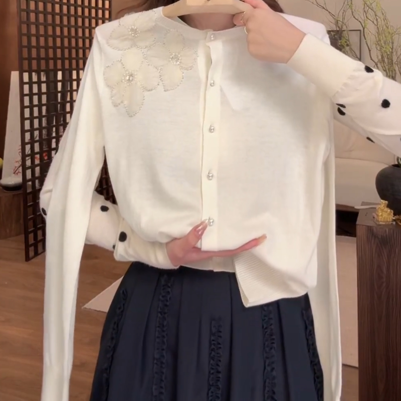 慵懒风高级感绣花钉珠米白色毛衣女春夏季新款设计感针织开衫外穿