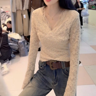 加绒蕾丝长袖衬衫女2025冬季新款百搭保暖V领拼接网纱打底衫上衣
