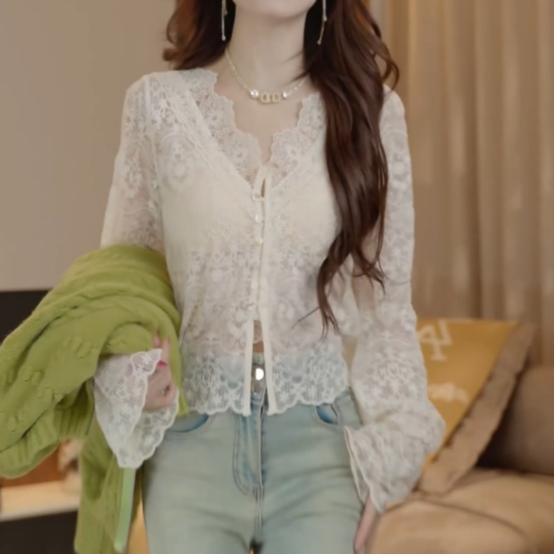 秋季新款蕾丝衫上衣女秋冬叠穿内搭打底衫花边v领镂空喇叭袖小衫
