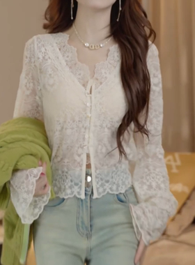 秋季新款蕾丝衫上衣女秋冬叠穿内搭打底衫花边v领镂空喇叭袖小衫