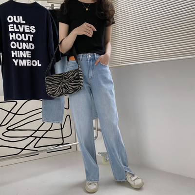 高腰开叉浅蓝色牛仔裤