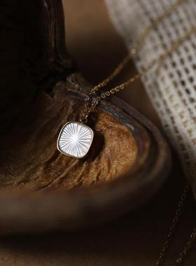 小众INS风非洲菊民族风花纹贝壳雕刻项链锁骨链   KG