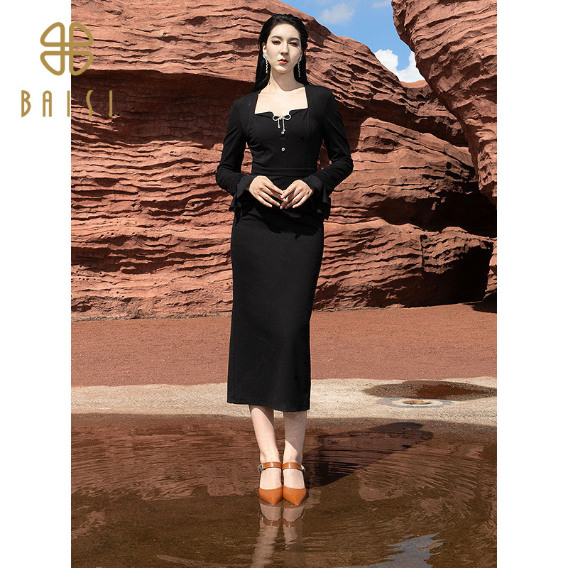 2025冬季新品百丝气质长裙温柔显身材方领名媛知性包臀连衣裙女