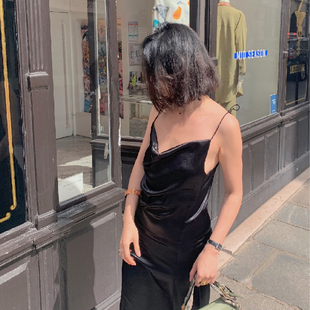 显瘦吊带轰趴长裙连衣裙 黑色抗皱绸缎前褶皱修身 SiBleu 法式