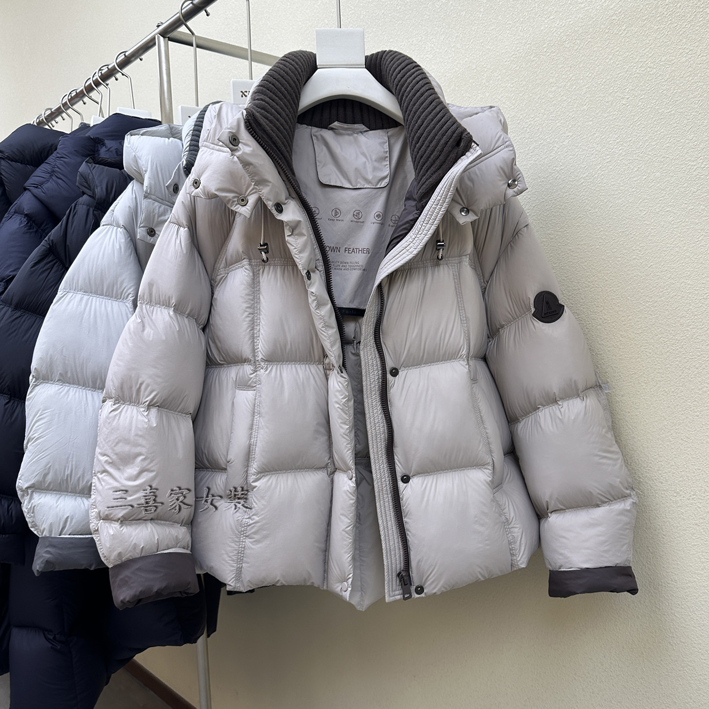 90白鸭绒撞色连帽加厚短款羽绒服女2025冬季新款泡芙宽松保暖外套