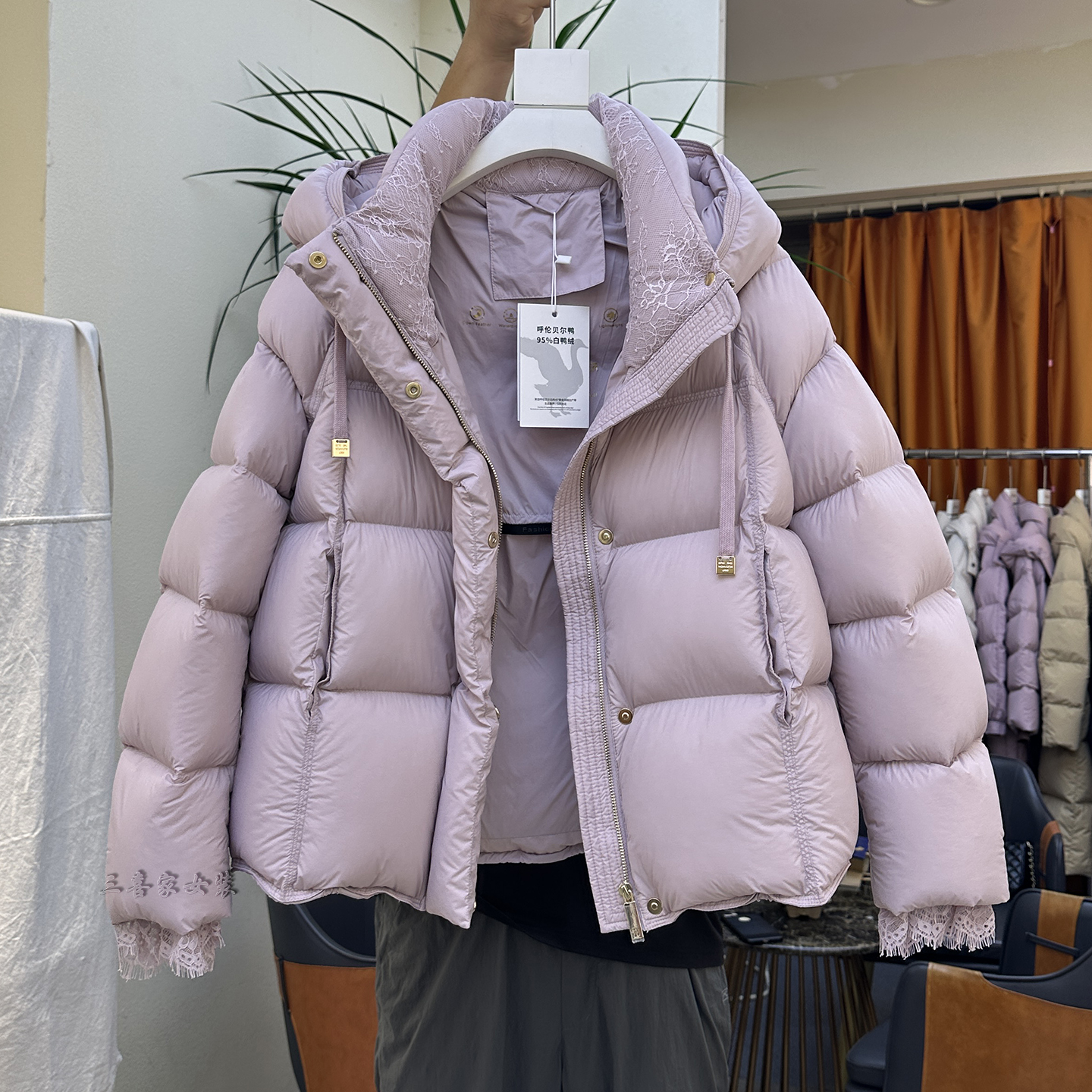 95白鸭绒蕾丝拼接短款羽绒服女