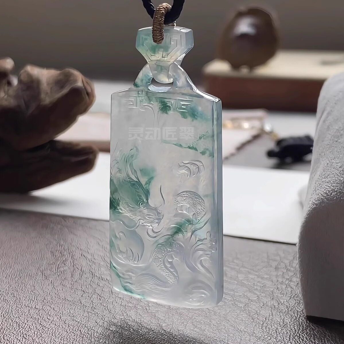 飞龙在天 灵动匠翠 国风美学仿古套环龙素牌冰种飘花生肖翡翠挂件