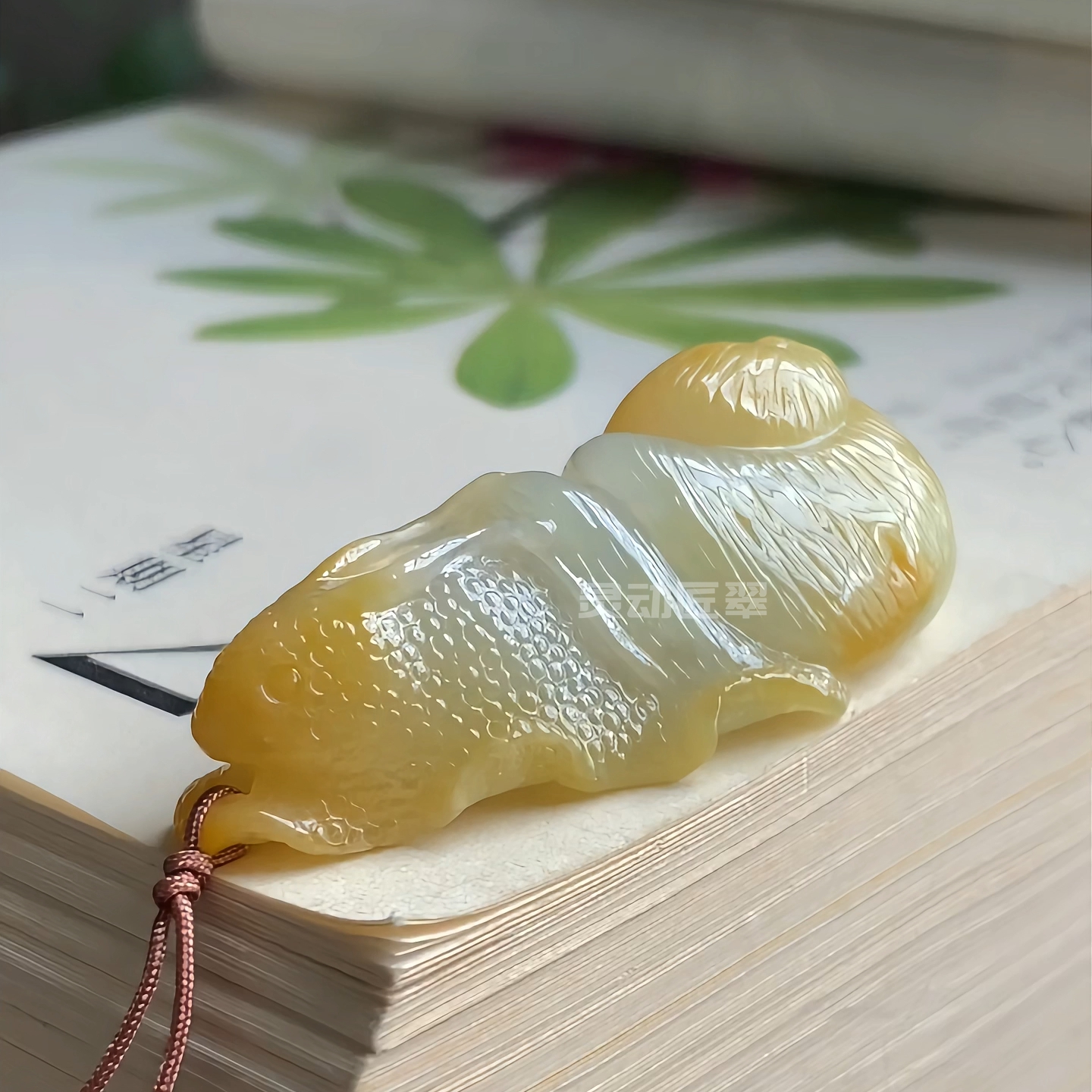 冰种飘黄翡立体蜗牛翡翠挂件