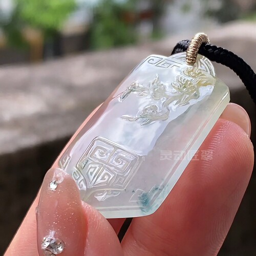 冰种金黄桂花仿古无事牌翡翠挂件