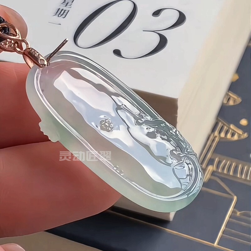冰种飘绿花宋风梅窗探春翡翠挂件