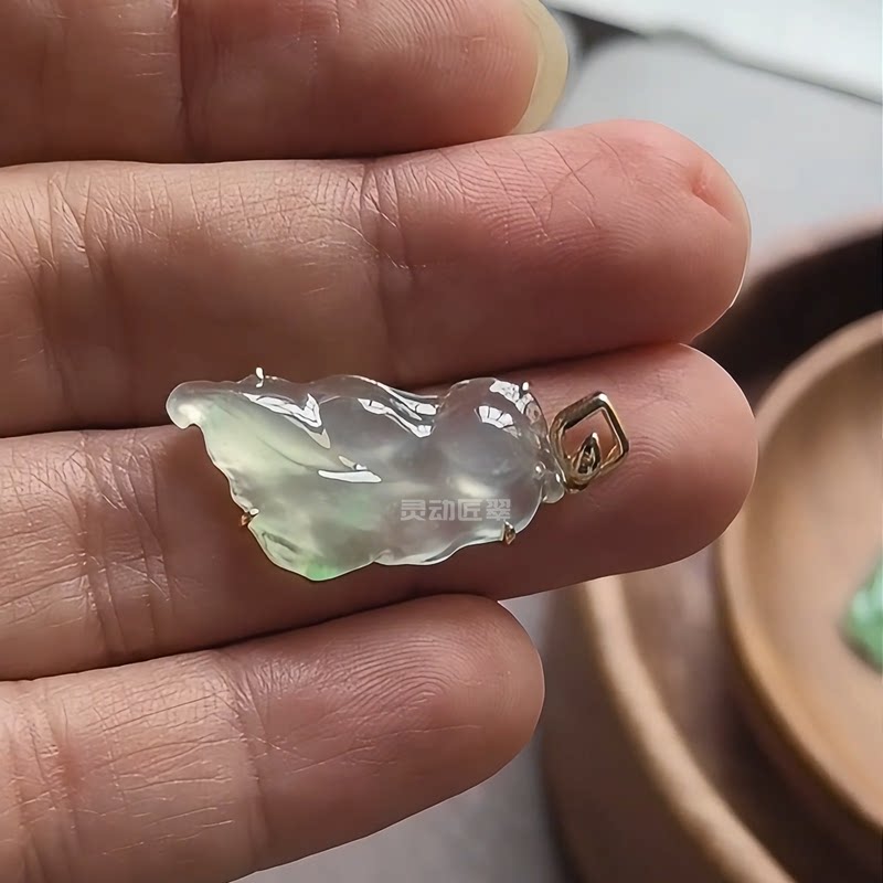 结缘【大业有成】高冰起光飘阳绿18K金镶嵌随形叶子翡翠A货吊坠
