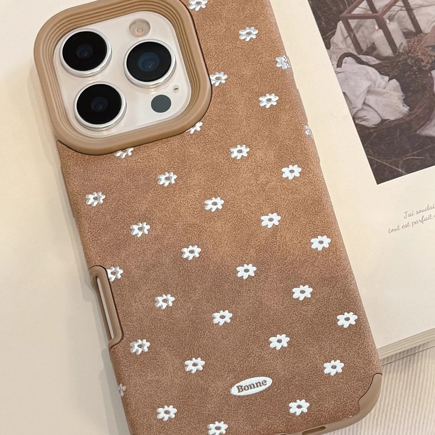 2025秋冬复古棕色绒花适用苹果iphone17手机壳全包16pro新款14