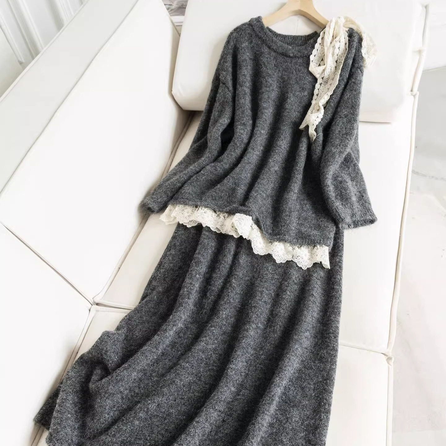 法式慵懒风套装女秋冬韩系蕾丝拼接圆领毛衣+半身裙两件套H24523