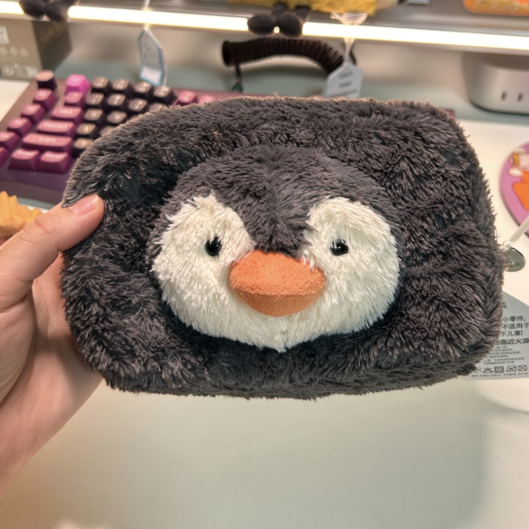 英国巴塞罗熊手袋系列毛绒玩偶花生企鹅笔袋2025秋冬新品儿童学生