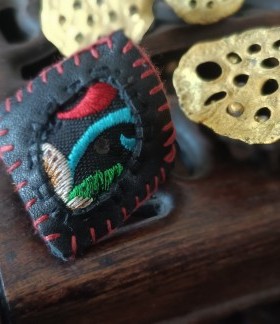 谜篱原创设计民族风手工绣花片真皮戒指