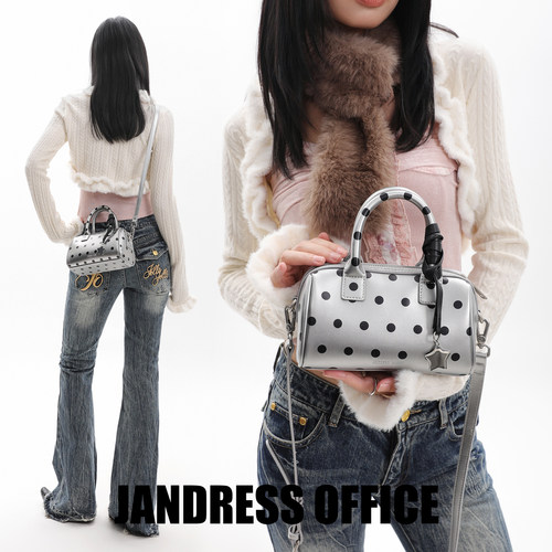 简着银色波点星星挂饰斜挎小包