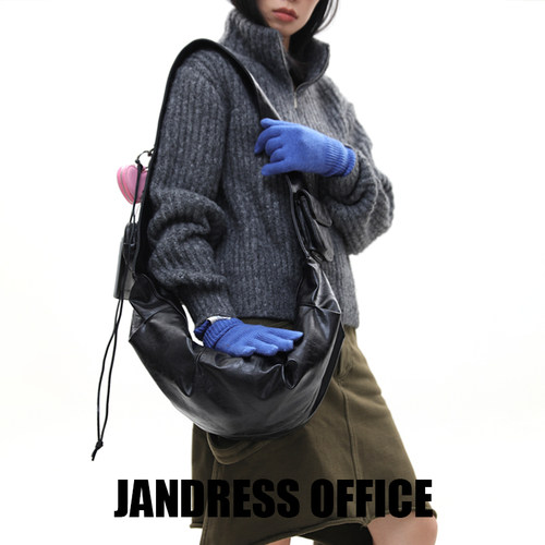 简着黑色多挂扣口袋斜挎饺子包